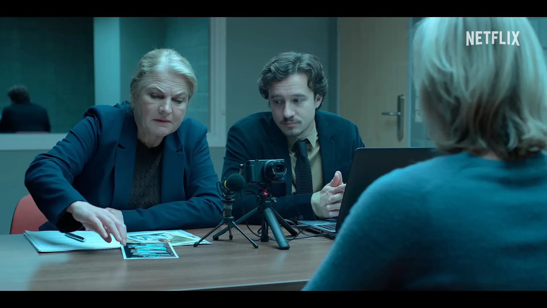 VS–YouTube-108ThePerfectLieOfficialTrailerNetflix-YouTube-0’21”